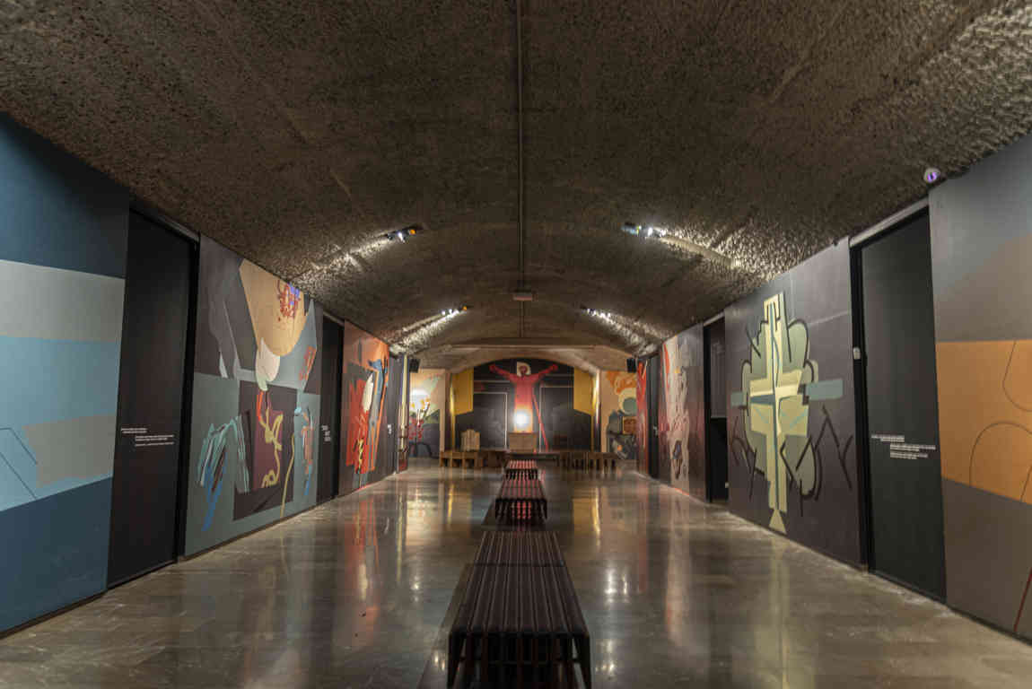 Guipúzcoa - Oñati 29 - santuario de Arantzazu - cripta.jpg